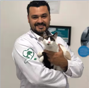 Foto do Dr. Luiz Eduardo, Médico Veterinário