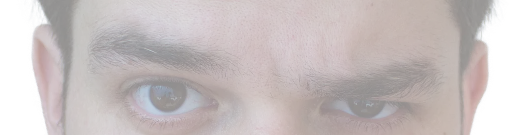 Foto do olho do Mateus, levantando uma sobrancelha e abaixando a outra